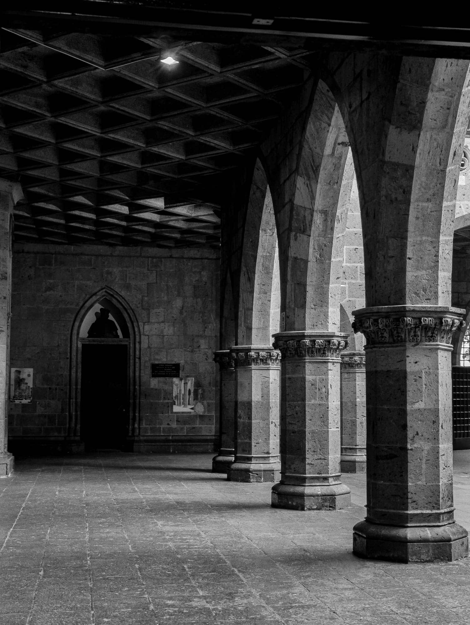 Arcos de cantera en un edificio histórico de Guadalajara